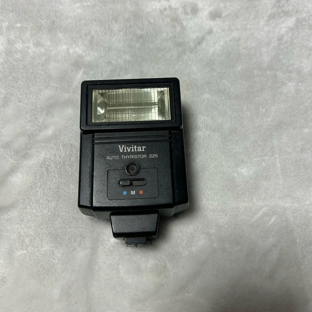 Vintage Vivitar Auto Thyristor 225 Flash shoe-mount flash UNTESTED